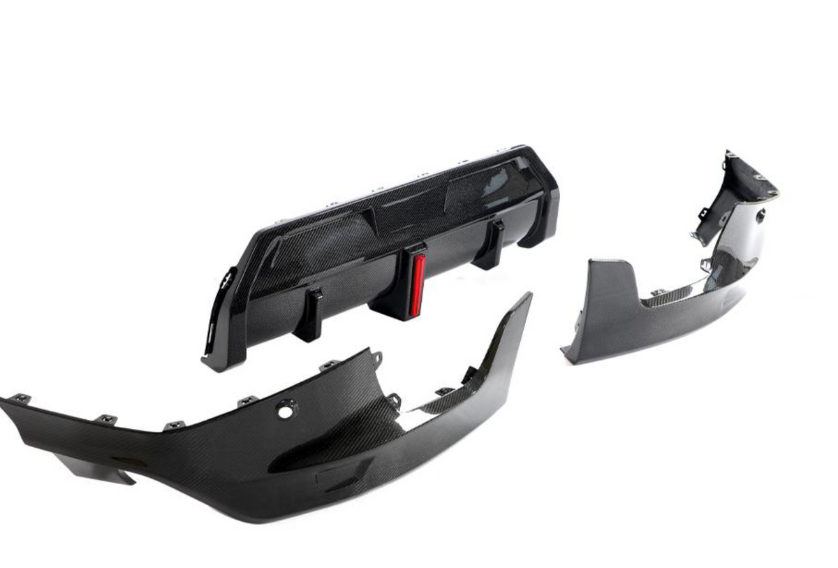 Carbon Fiber Diffuser with Brake Light BMW G42 Pieces
