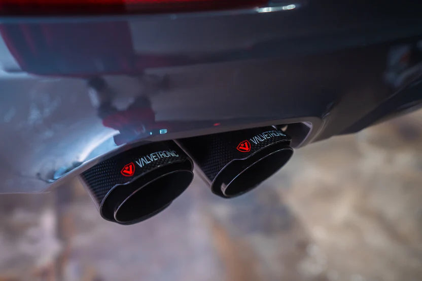 Carbon tips with an angled view on the Valvetronic BMW G30 530i / 540i Valved Sport Exhaust system