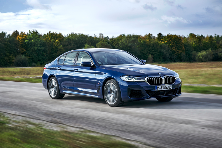 2021 BMW M550i in Green with white background