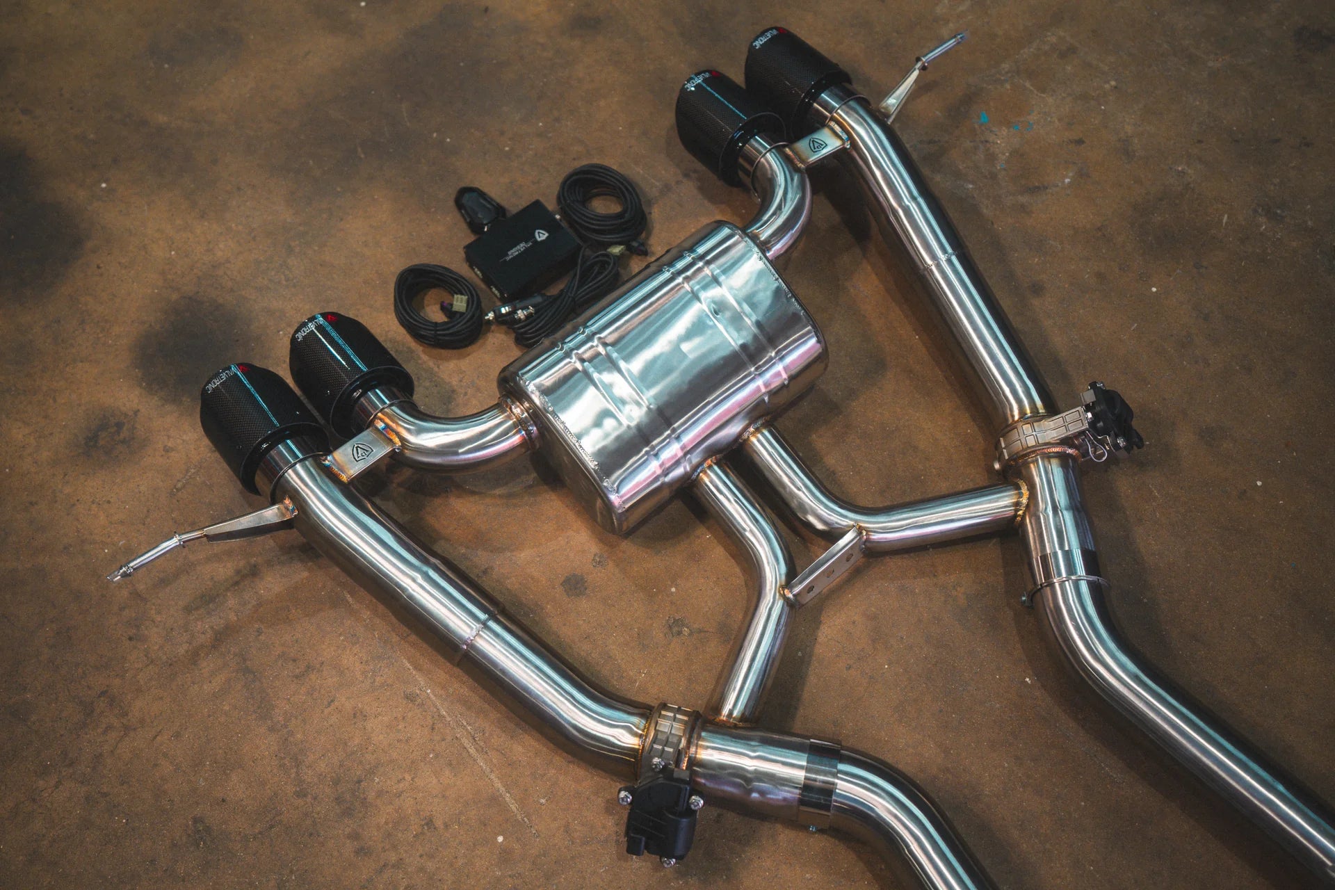 Carbon Tip look on the Valvetronic BMW G8x M3 / M4 Valved Sport Exhaust System | Insignist Motorsports with hardware 